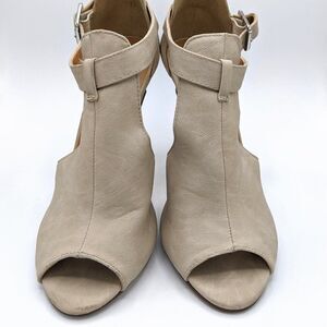 Women's Heart in D Tan High Heels